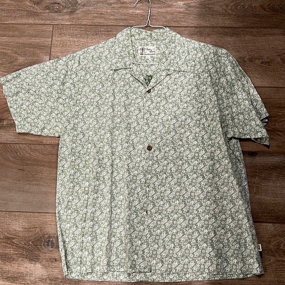 Toes on the nose mens camp shirt. Excellent used condition